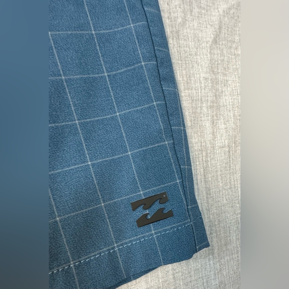 Men’s Billabong Submersible Blue Grid Pattern Shorts - Picture 3 of 11